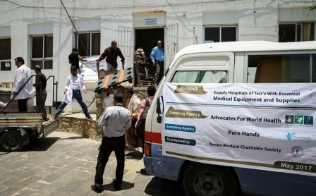 لأيادي النقية (أمريكا) والجمعية الطبية تدشنان مشروع توزيع مستلزمات وأجهزة طبية لمستشفيات تعز 1