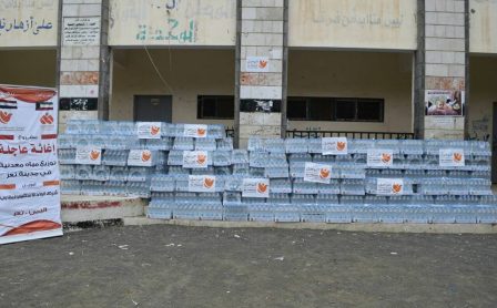 مؤسسة التواصل للتنمية تقدم 5200 قنينة مياة معدنية لنازحي تبيشعة في محافظة تعز 1